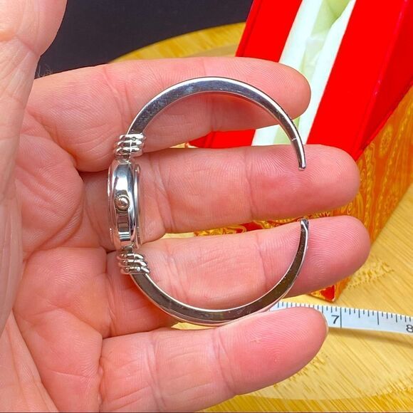 Ladies NWOT spring clasp Holiday Lane watch by Macy’s in exceptional condition - Picture 4 of 7